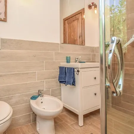 2 Bedroom Beautiful In -lt-