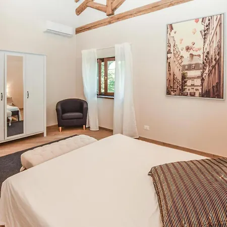 2 Bedroom Beautiful In -lt-
